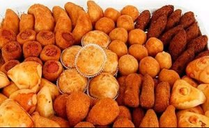 1 cento de salgadinhos com 4 opções de salores